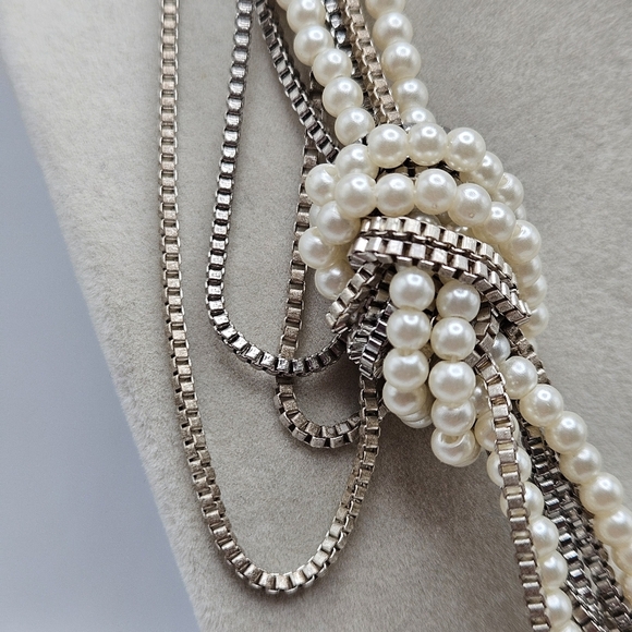 VINTAGE Traci Lynn Faux Pearl Silver Tone Mixed Metal Knotted Necklace - Picture 5 of 8